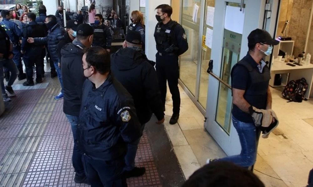 Καταδίωξη στο Πέραμα: "Μαραθώνιος" αγώνας ανακρίσεων-Αρνήθηκαν όλες τις κατηγορίες στις απολογίες τους οι 7 αστυνομικοί
